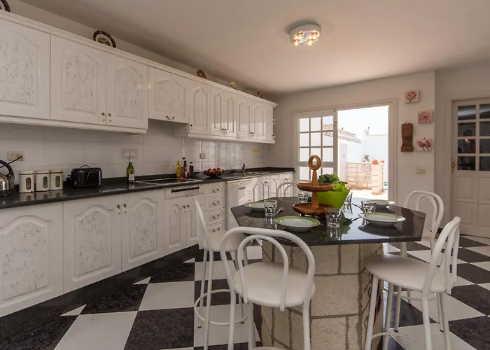 Beautiful 3 Bedroom Vila Callao Salvaje